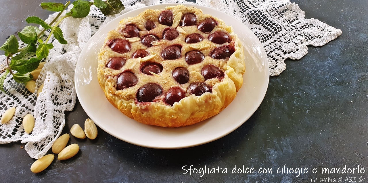 Süßer Blätterteig mit Kirschen und Mandelcreme