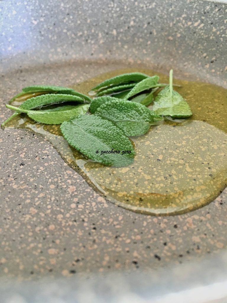 Salbeiblätter in Ölboden