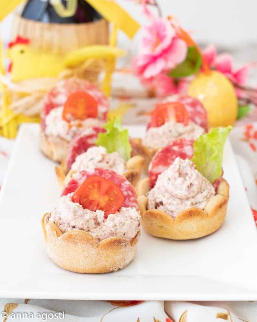 Salzige Mürbeteigkörbchen mit Salami und Tomaten
