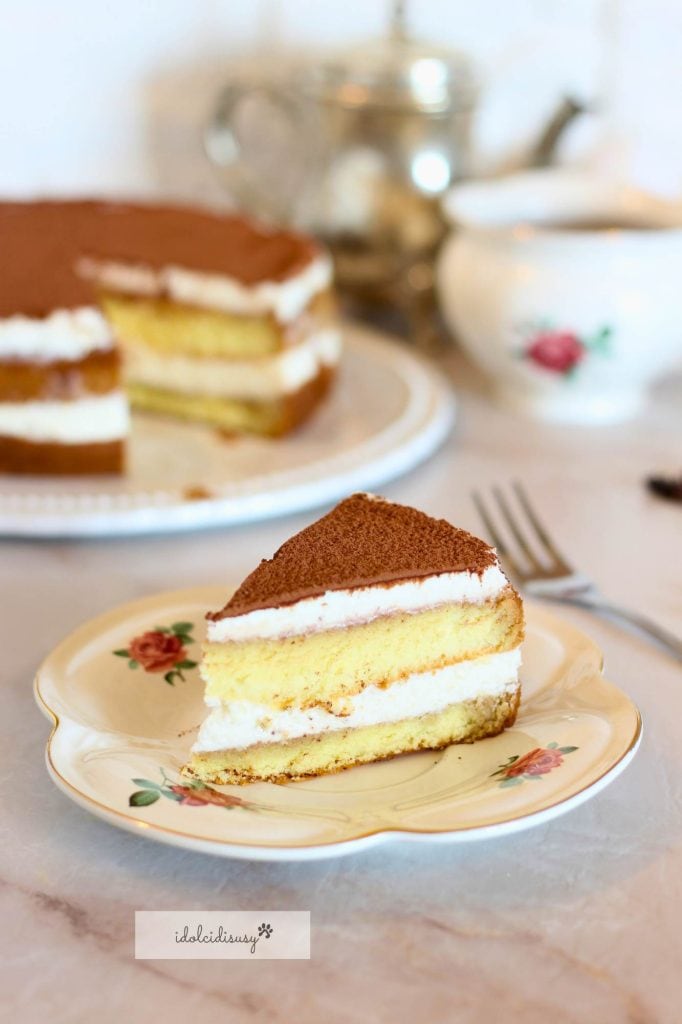 Scheibe Tiramisu-Torte auf dekoriertem Teller serviert