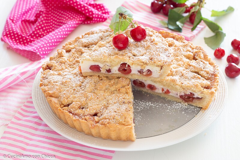 Sbrisolona mit Ricotta und Kirschen