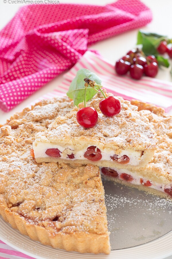 Sbrisolona mit Ricotta und Kirschen
