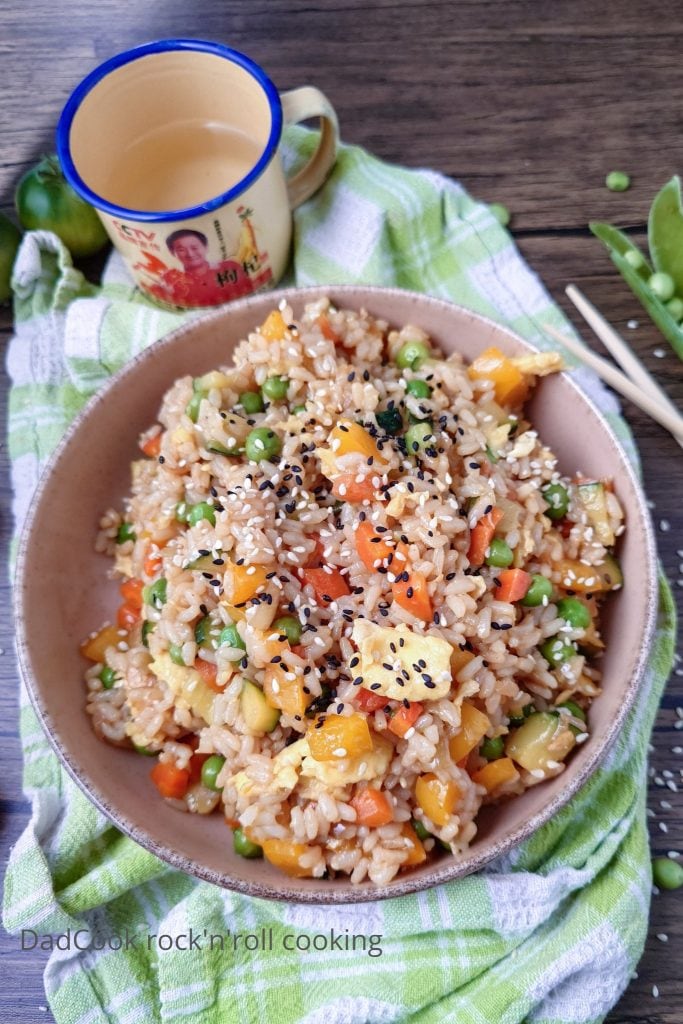 Schnelles Rezept: Gebratener Reis nach asiatischer Art mit saisonalem Gemüse, Erbsen und Eiern [+VIDEO]