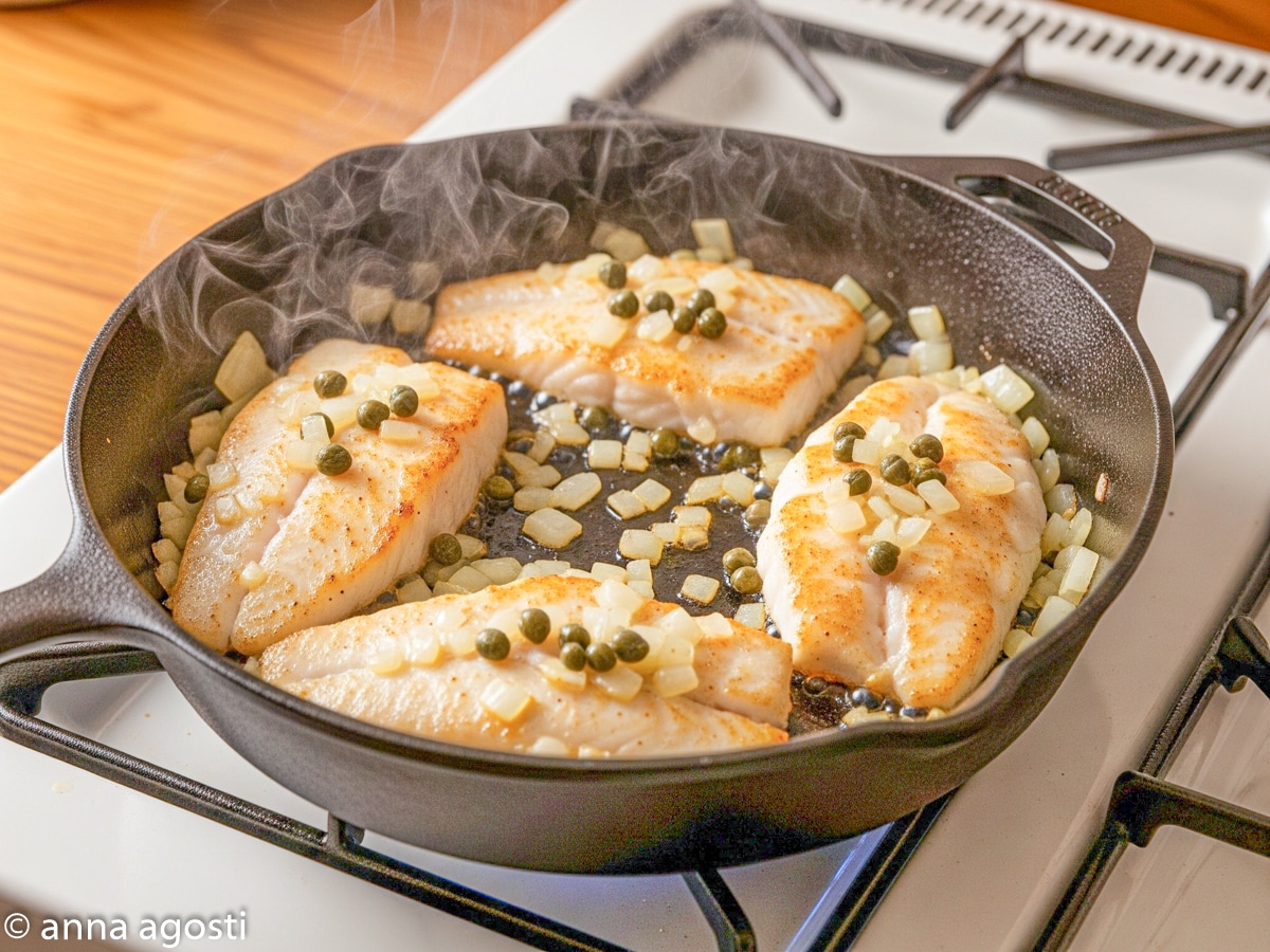 Schollenfilets mit Zwiebeln und Kapern