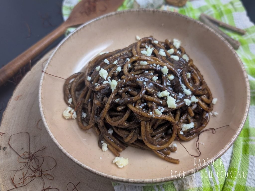 Schwarzer Knoblauch und Salva Cremasco Spaghetti: ein cremiger Genuss