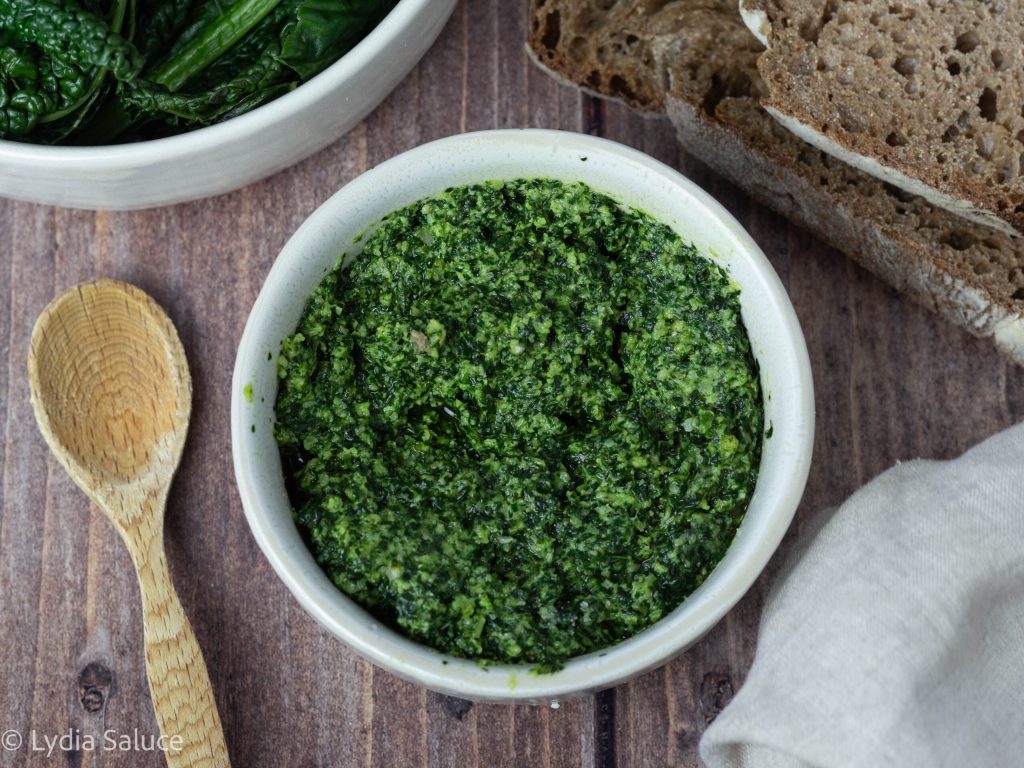 Schwarzkohl und Mandelcreme