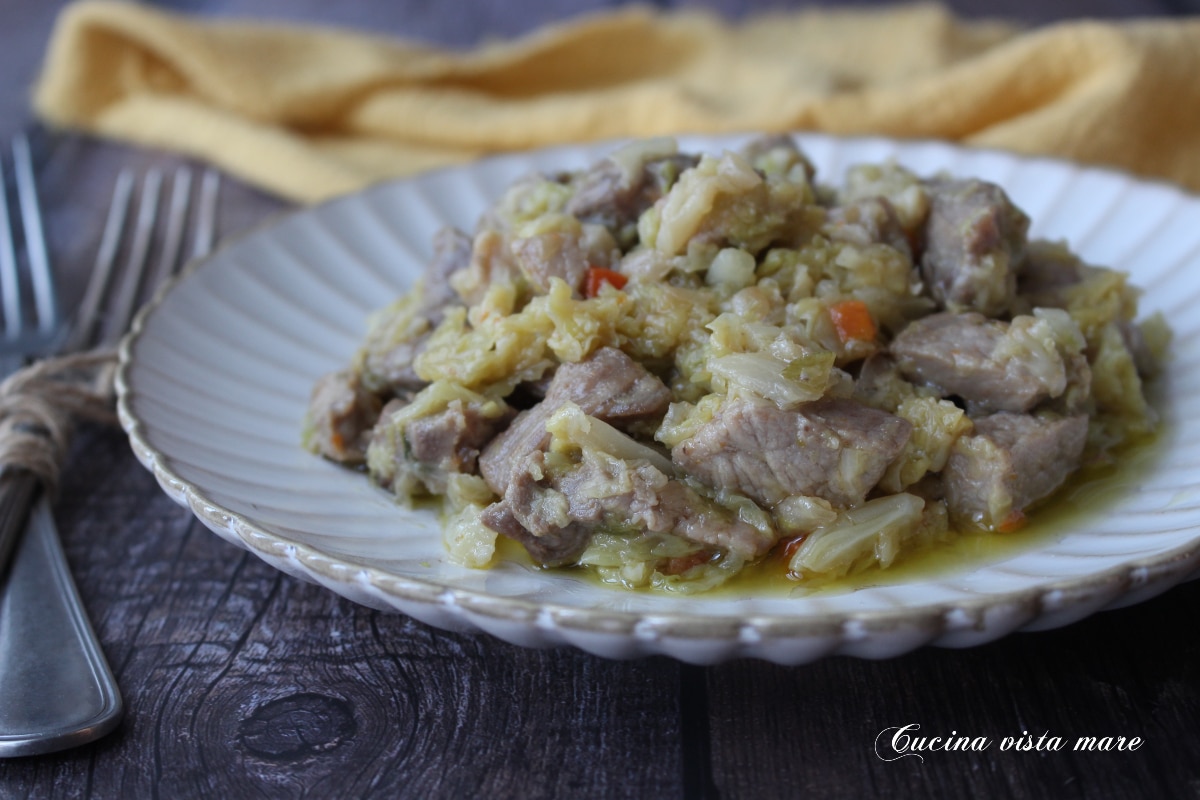 Schweinegulasch mit Wirsing