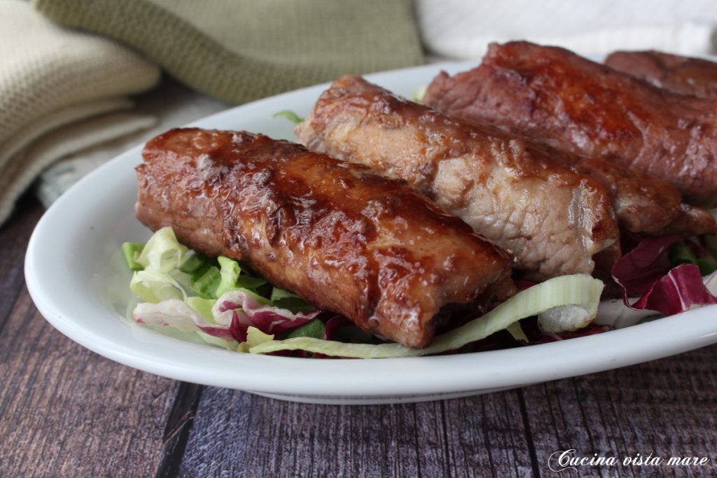 Schweinelendchen-Rouladen mit Lambrusco Küche mit Meeresblick