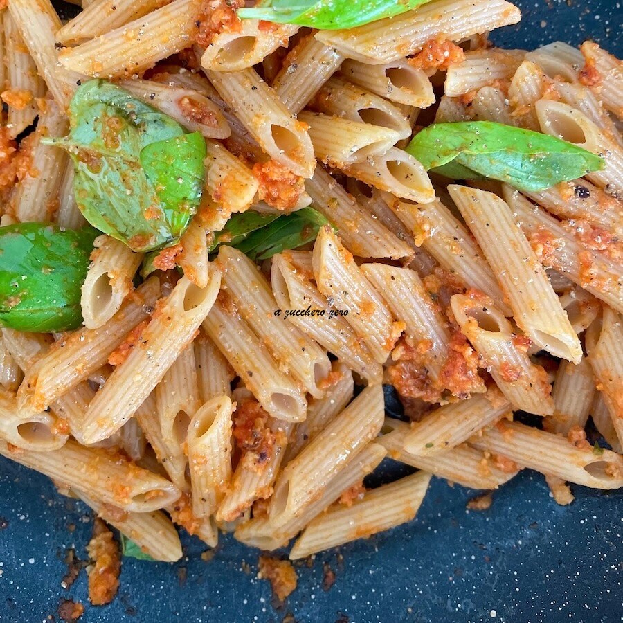 Schwertfisch- und Auberginenröllchen in der Pfanne in Tomatensauce mit Pasta