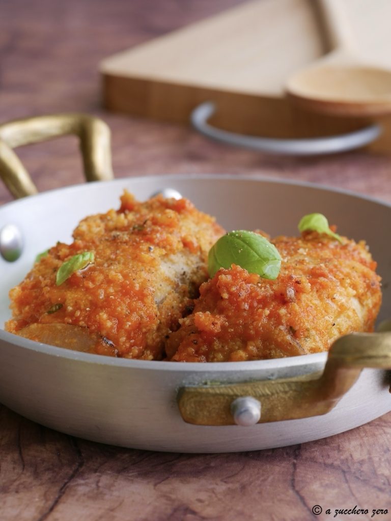 Schwertfisch- und Auberginenröllchen in der Pfanne in Tomatensauce