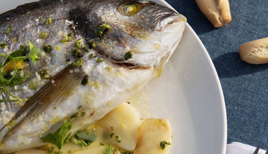 Im Ofen gebackene Dorade