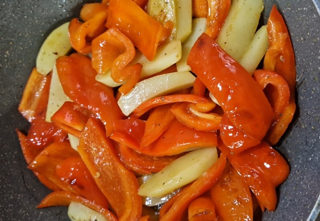 Paprika und Kartoffeln in der Pfanne