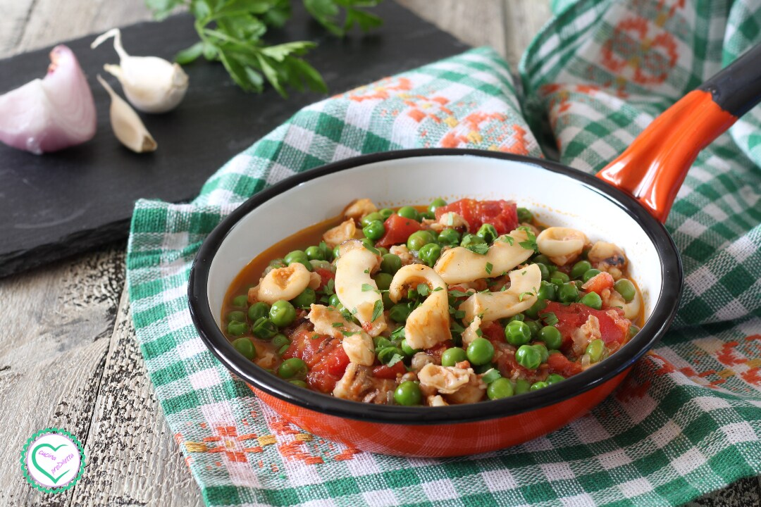 Sepien mit Erbsen in Tomatensoße