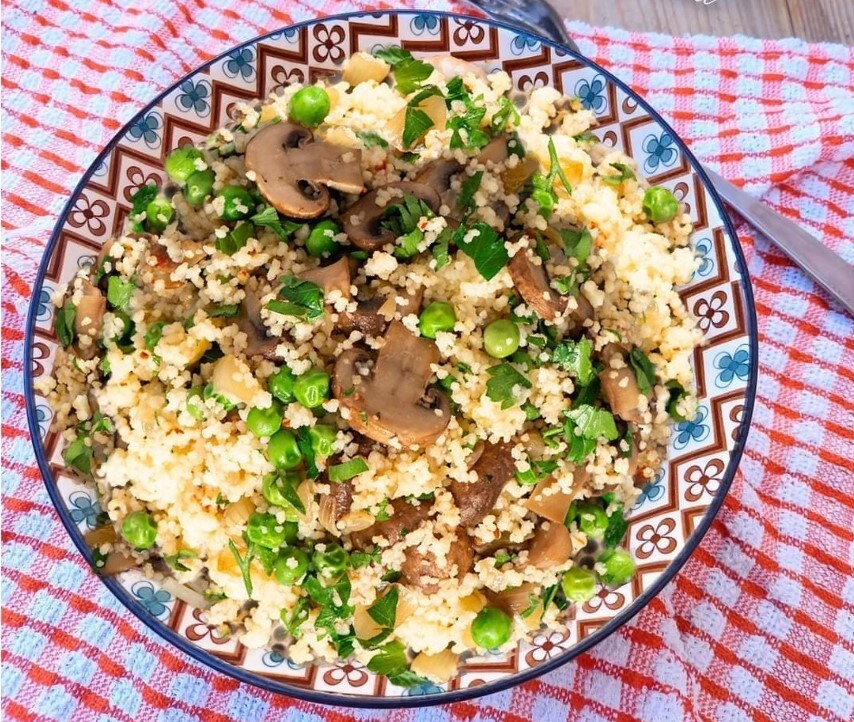 Couscous mit Erbsen, Pilzen und Lauch