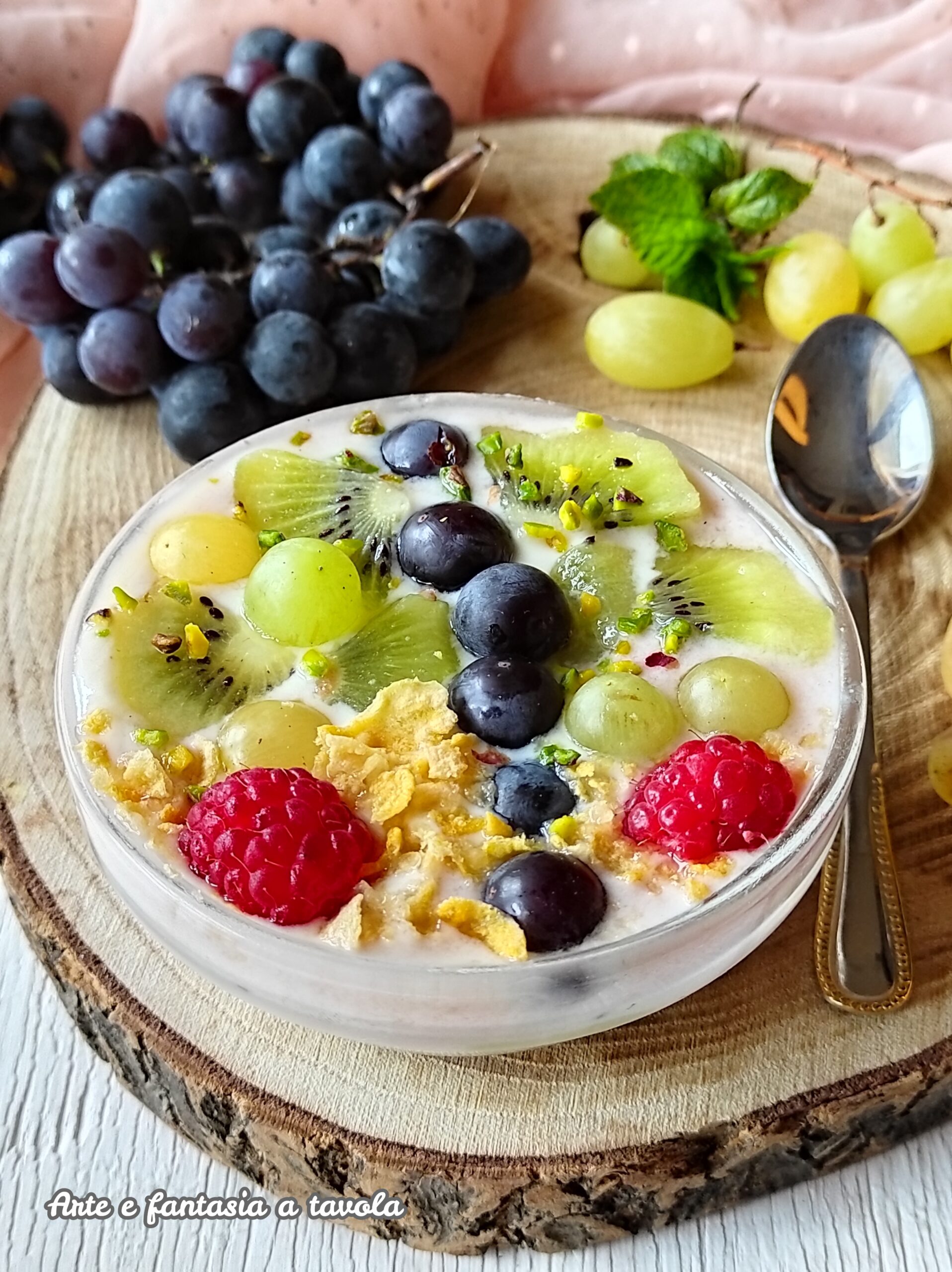 Smoothie Bowl mit Joghurt und Obst