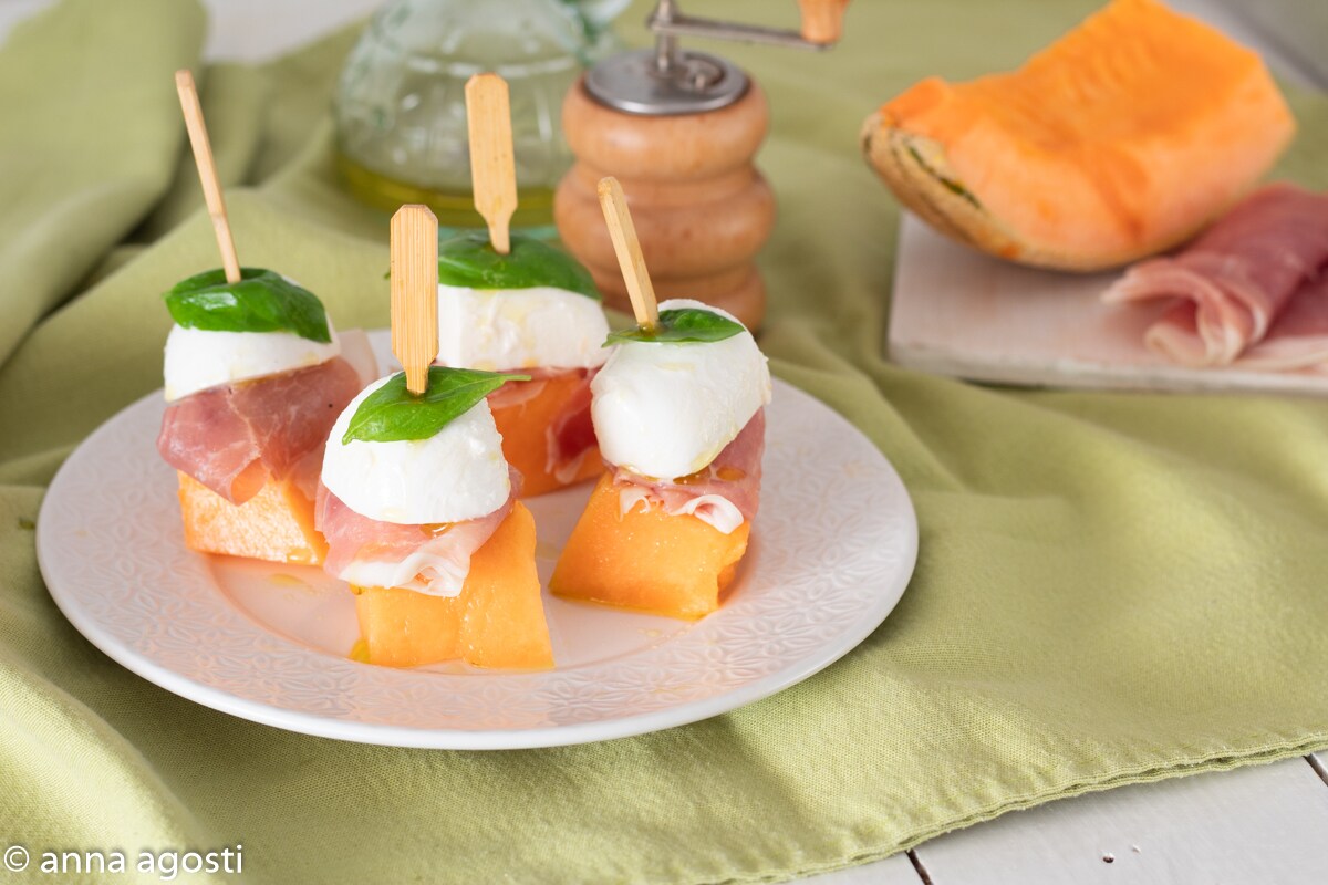 Snacks mit Schinken, Melone und Mozzarella