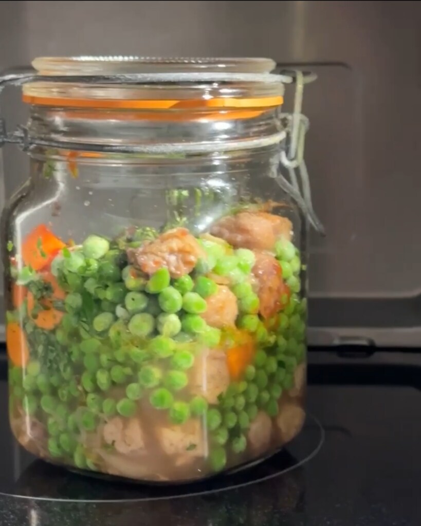 veganer Eintopf im Glas in der Mikrowelle gekocht