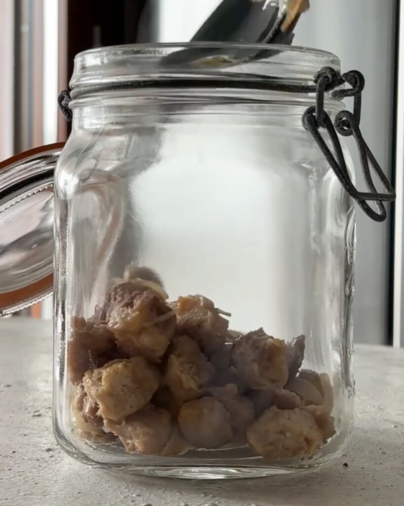 gebratene Soja-Stückchen im Glas