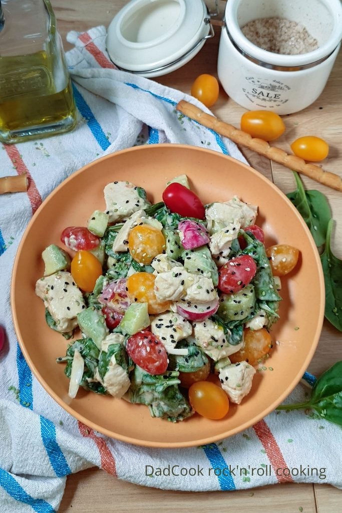 Sommerlicher Leichter Hähnchensalat mit Joghurt-Miso-Dressing