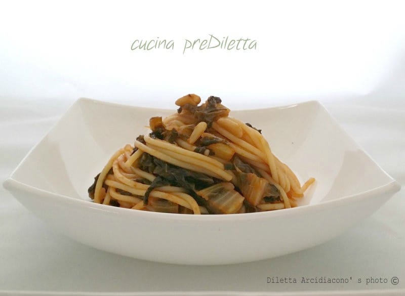 Spaghetti Kopfsalat und Pinienkerne