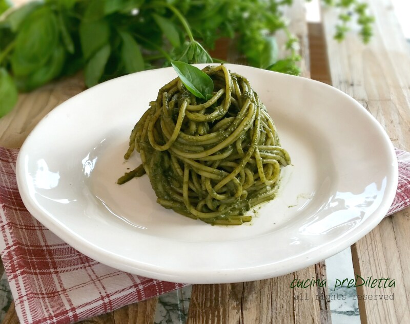 Spaghetti mit Basilikum