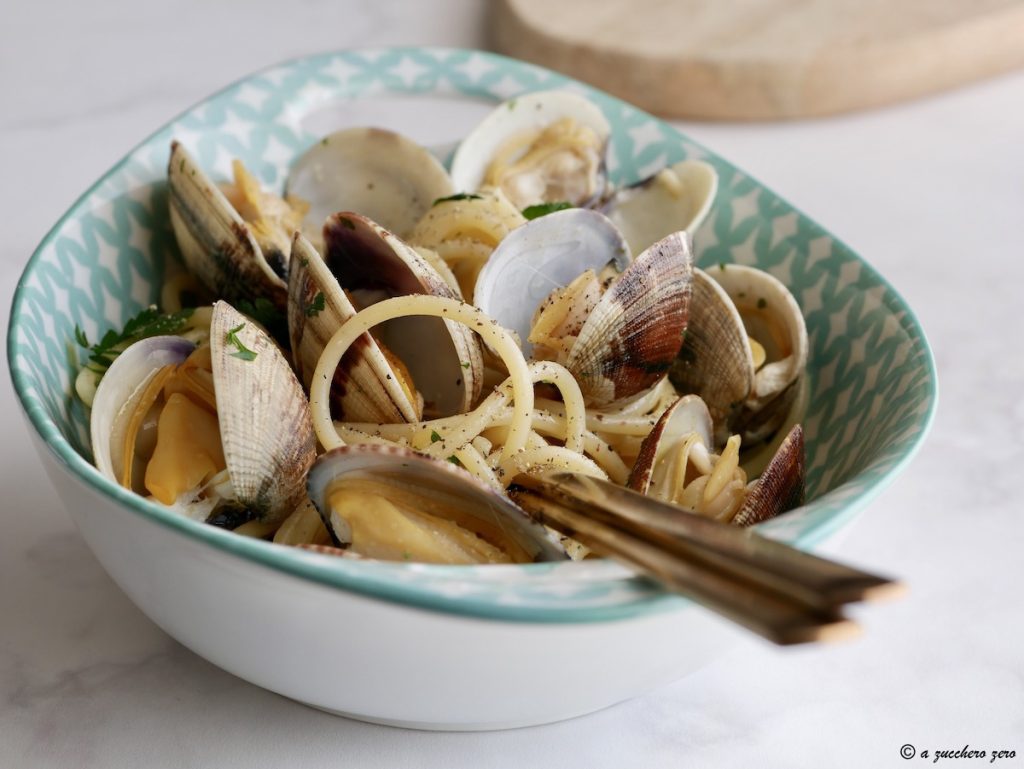 Cremige Spaghetti mit echten Venusmuscheln in Weißweinsauce