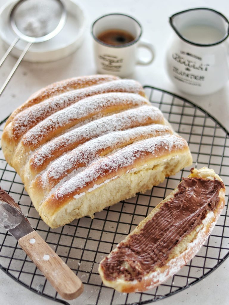 Süßes-Brot-mit-heißer-Milch