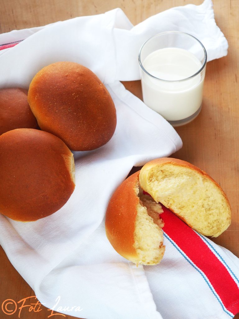Superweiche Brötchen zu Hause gemacht mit einem Glas Milch