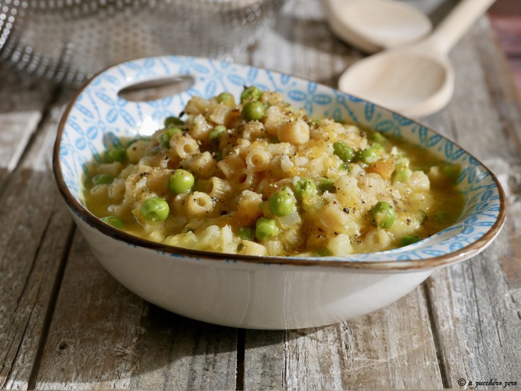 Suppe mit Erbsen und Gemüse