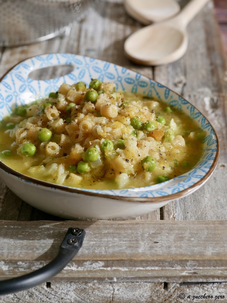 Suppe mit Erbsen und Gemüse