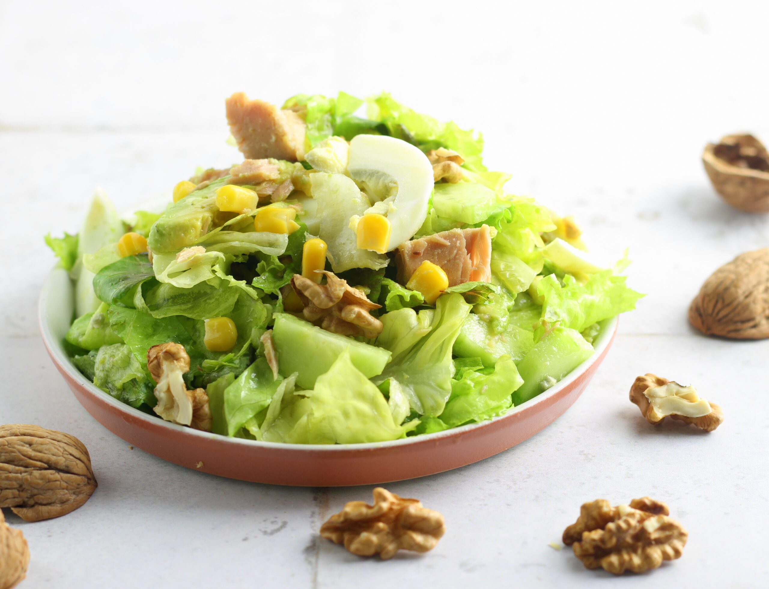 Salat mit Thunfisch, Avocado und hartgekochten Eiern