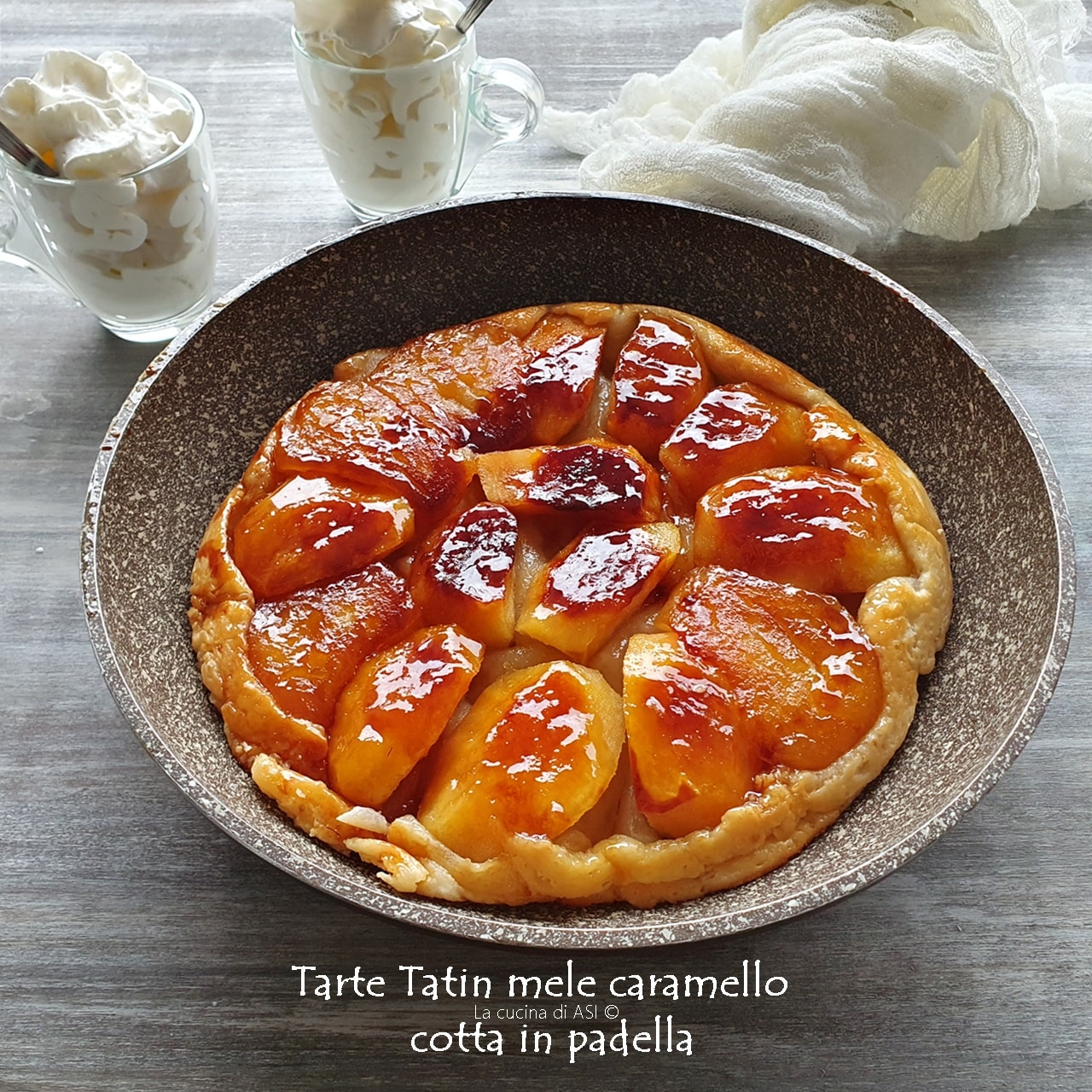 Tarte Tatin mit Äpfeln und Karamell in der Pfanne gebacken