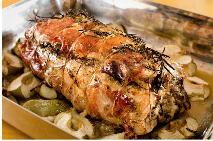 SCHWEINENACKEN MIT GLASIERTEN ÄPFELN