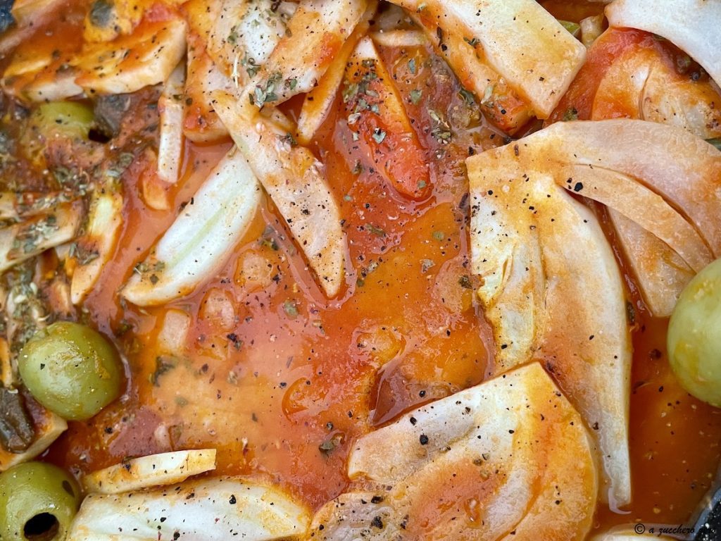 Thunfisch in der Pfanne mit Tomaten und Fenchel
