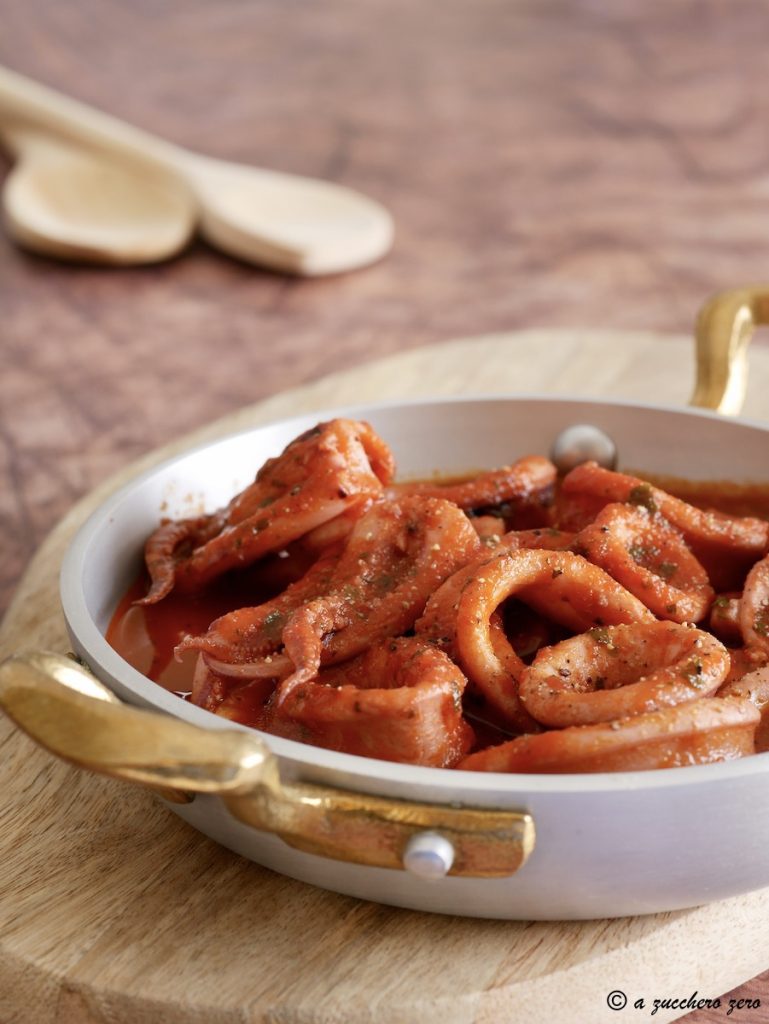 Tintenfische in Tomatensauce