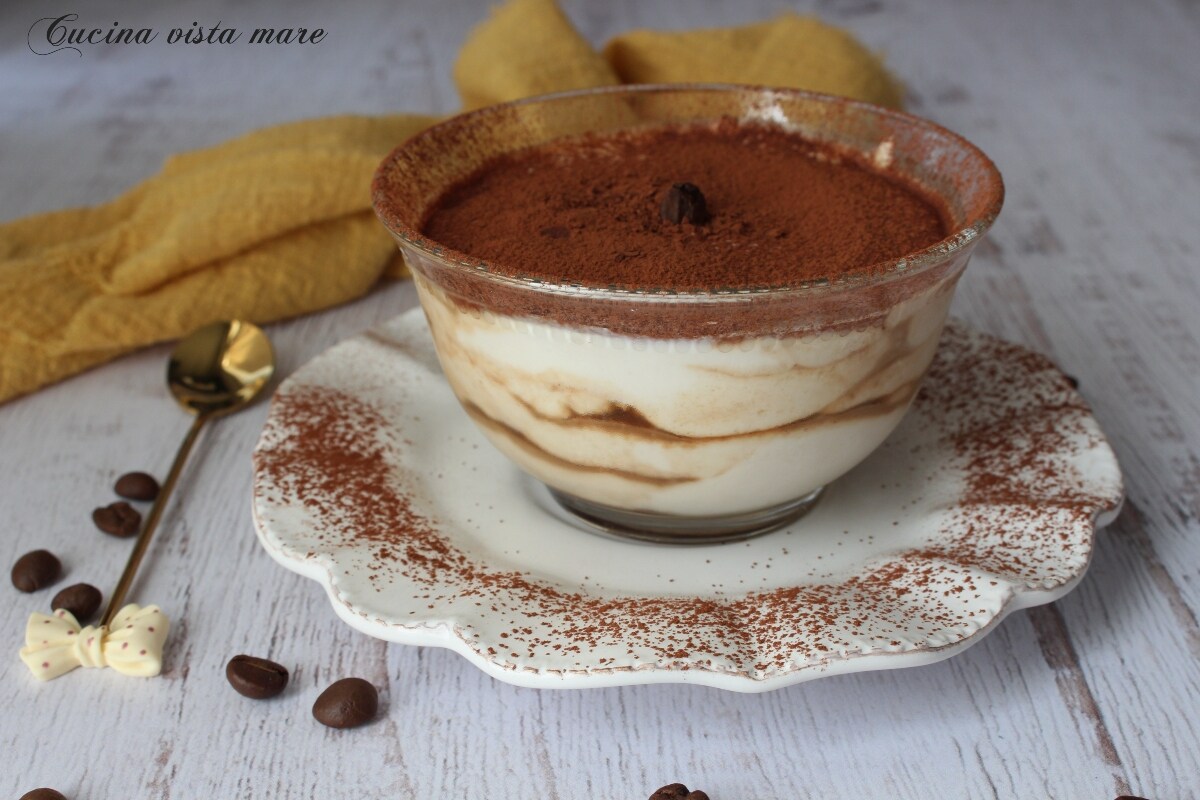 Tiramisu mit aufgeschlagener Milchcreme