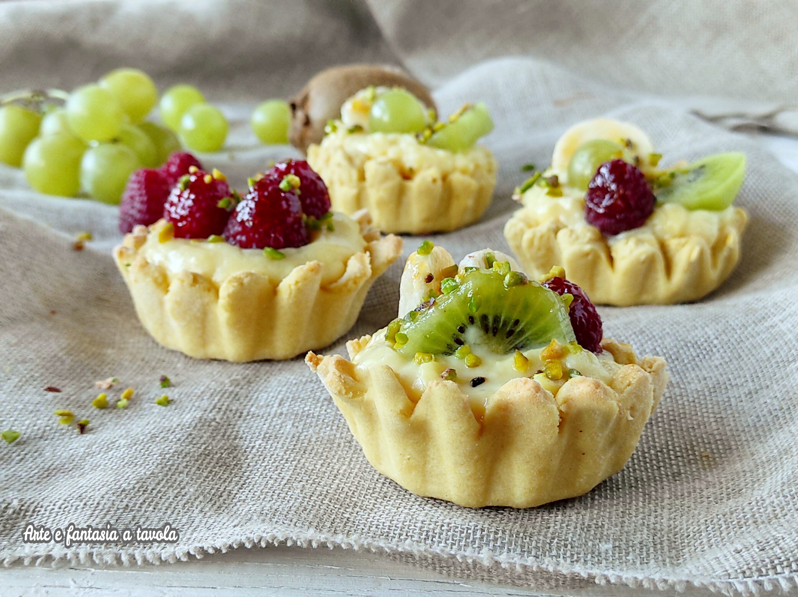 Törtchen mit Creme und Obst