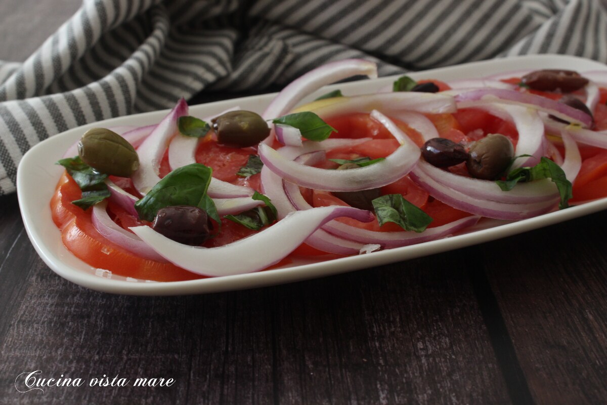 Tomaten-Carpaccio mit Oliven und Basilikum