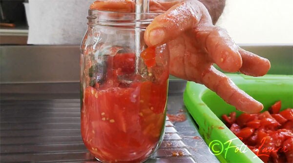 Tomaten im Glas pressen