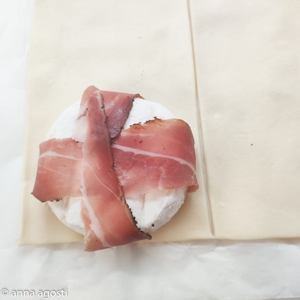 Tomino im Blätterteig mit Speck