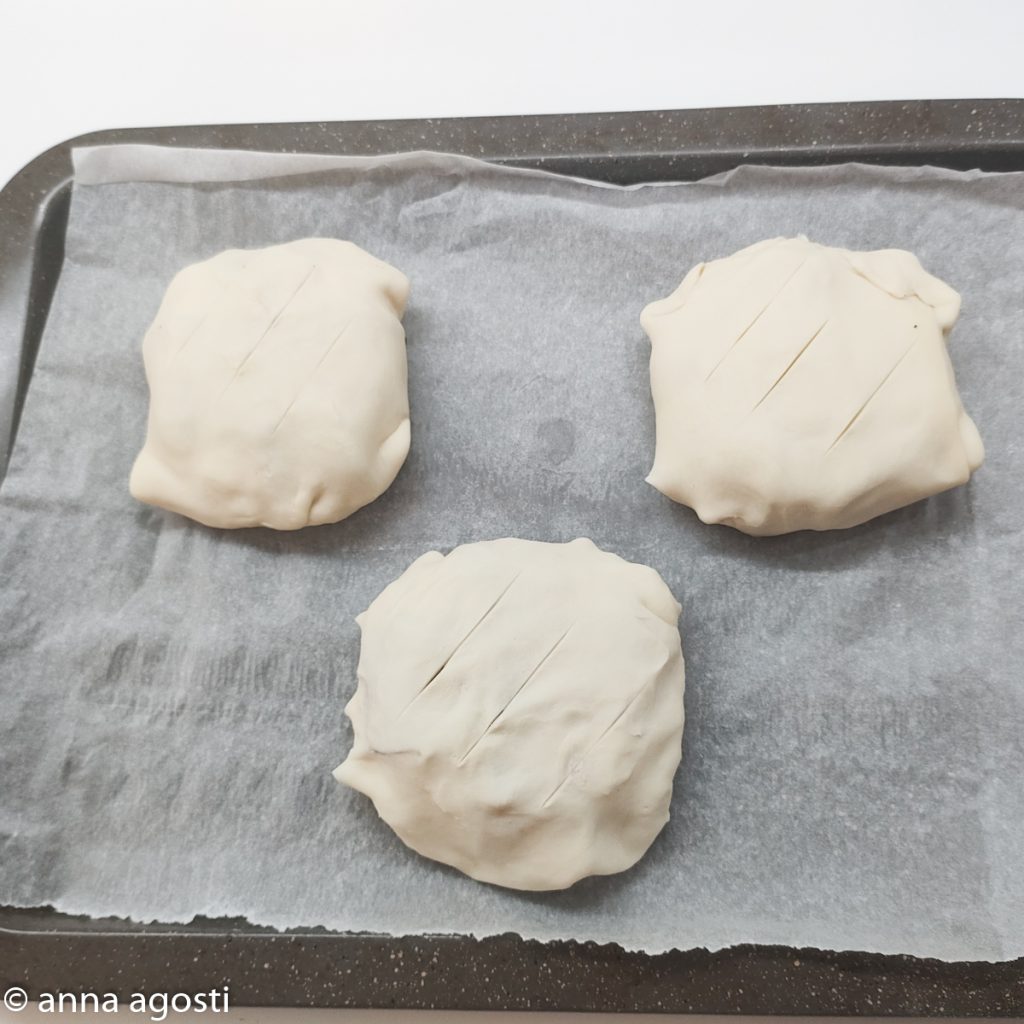 Tomino im Blätterteig mit Speck