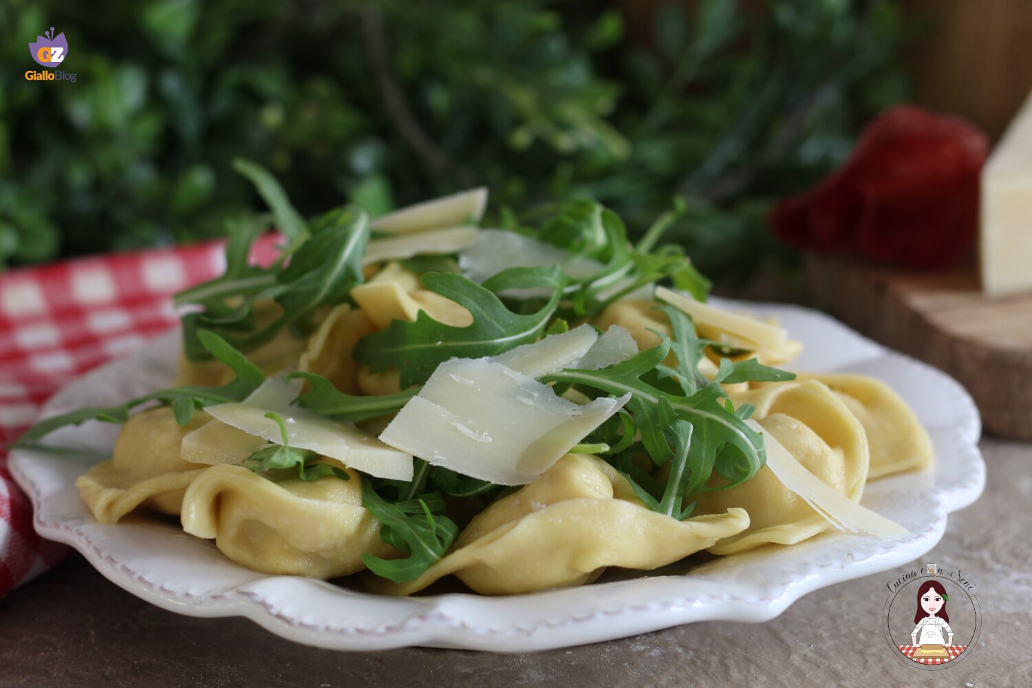 Tortelli mit Bresaola, Rucola und Parmesankäse
