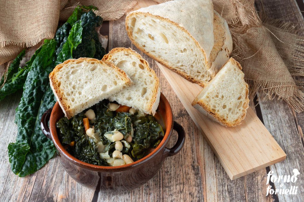 Toskanische Suppe mit schwarzem Kohl und Bohnen