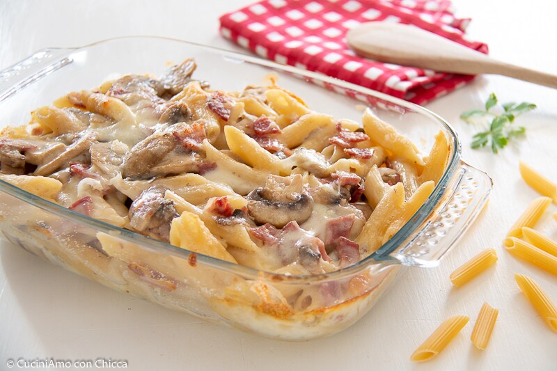 UNWIDERSTEHLICHE ÜBERBACKENE PASTA MIT PILZEN, SPECK UND SCAMORZA