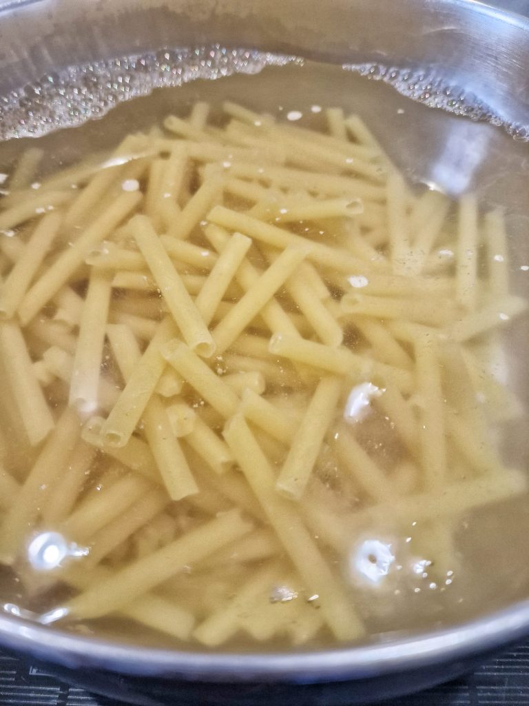 Überbackene Ziti mit Schinken und Mozzarella