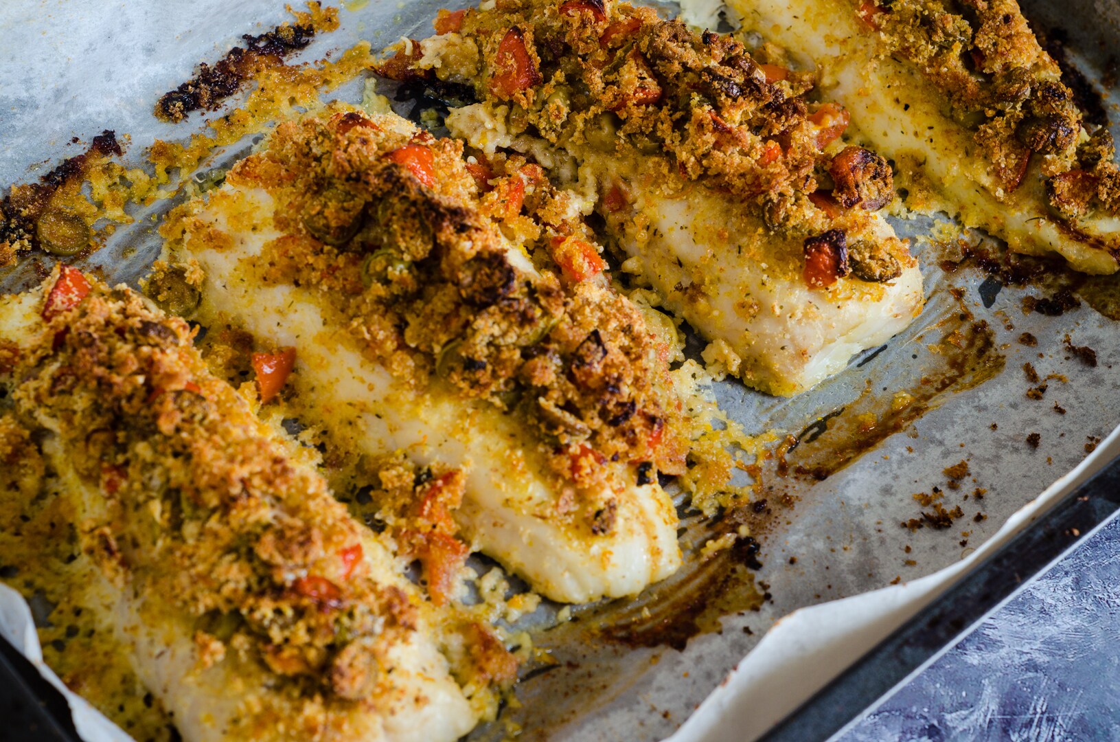 Überbackener Kabeljau aus dem Ofen mit Kirschtomaten und Oliven