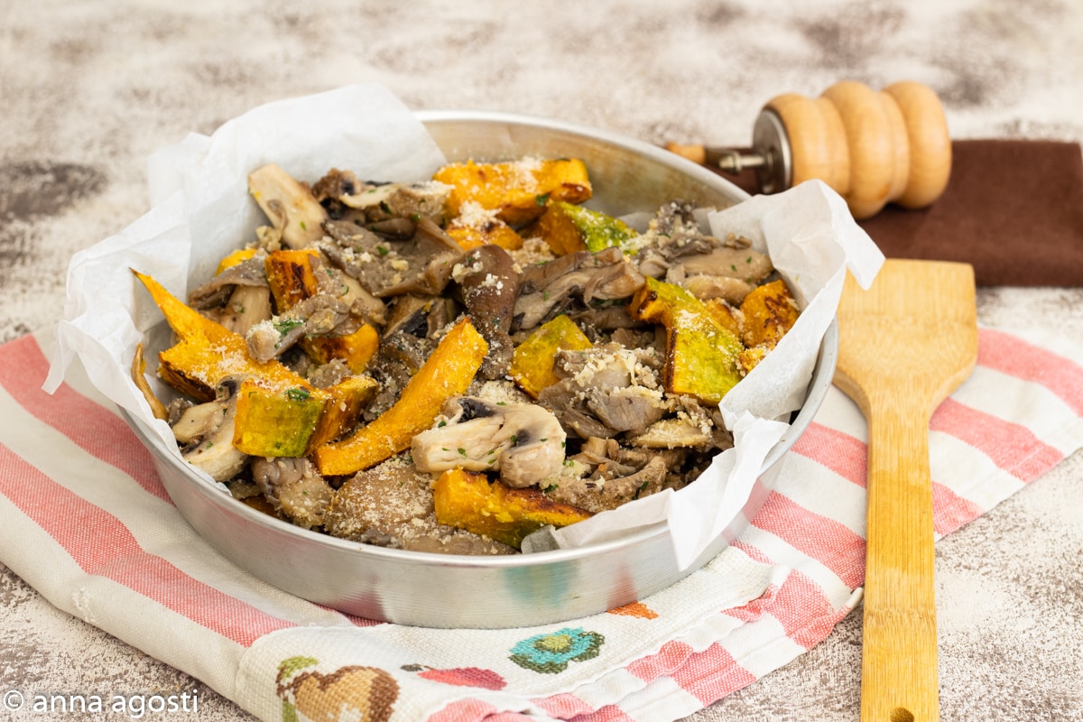 Überbackener Kürbis und Pilze aus dem Ofen, einfache Beilage