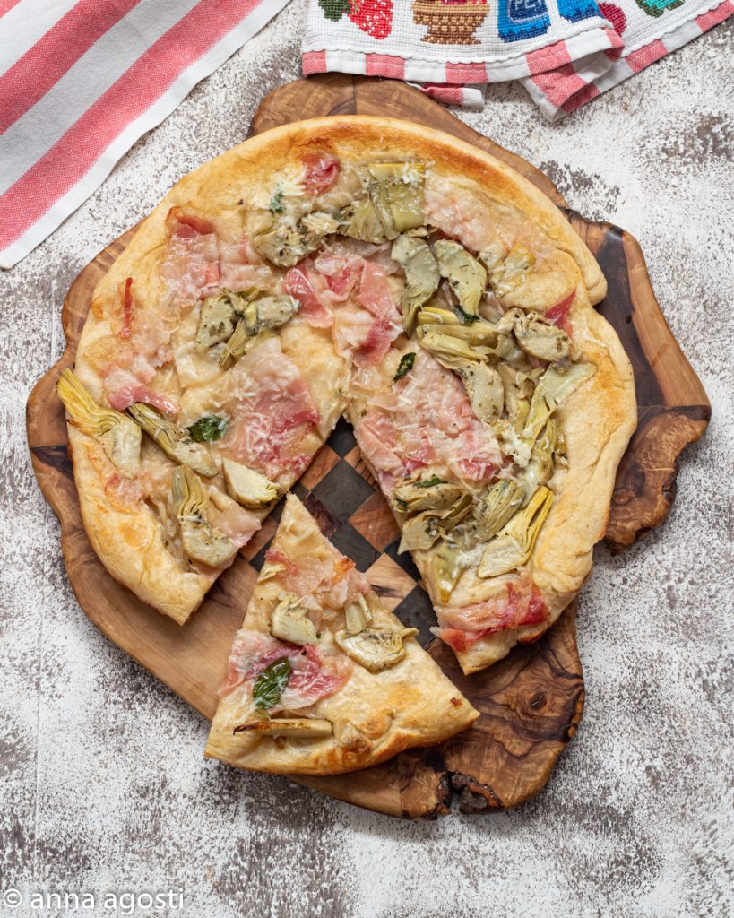 Umgedrehte Pizza mit Artischocken und Speck oder Pizza Tatin