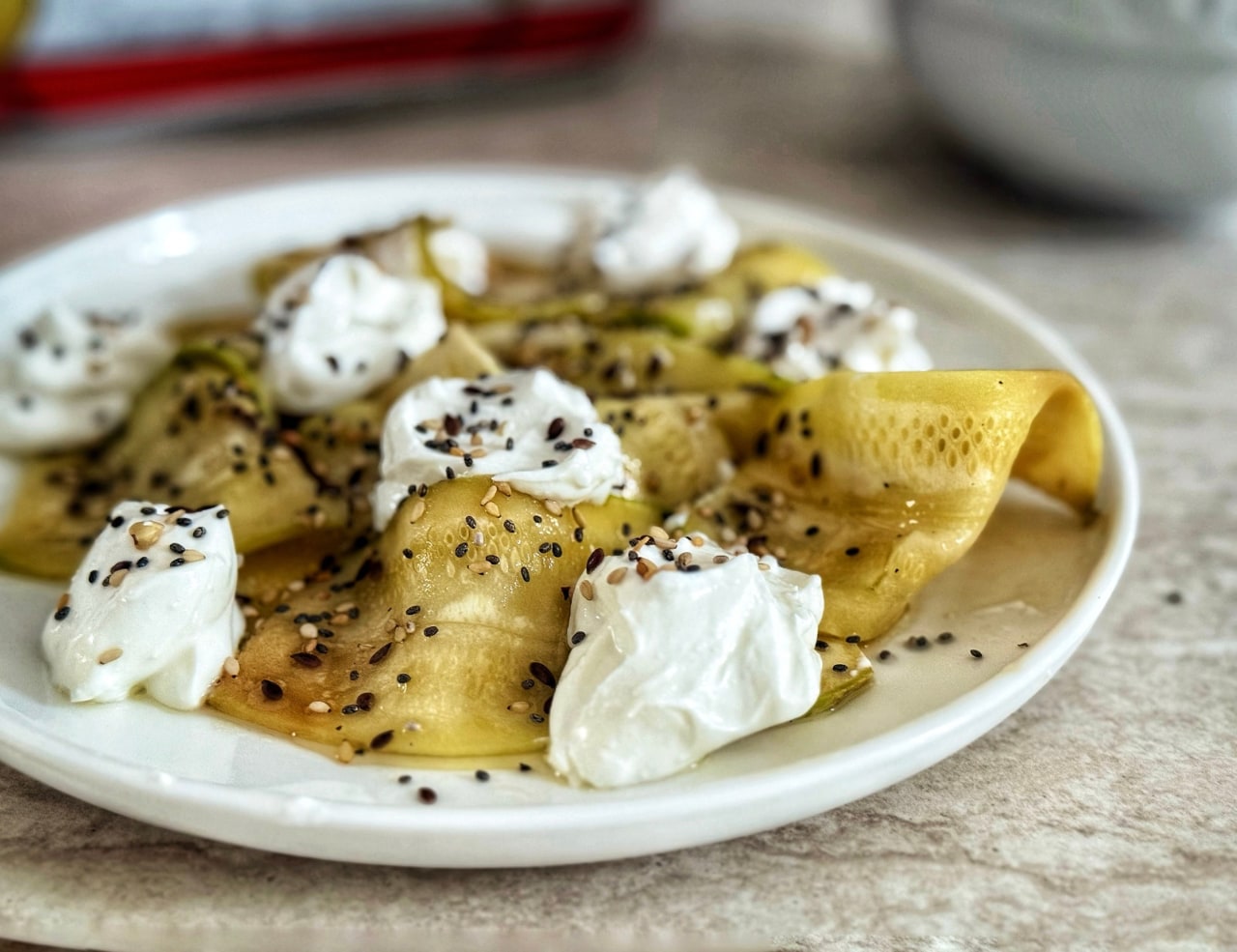 ZUCCHINICARPACCIO MIT ZITRONE UND SAMEN