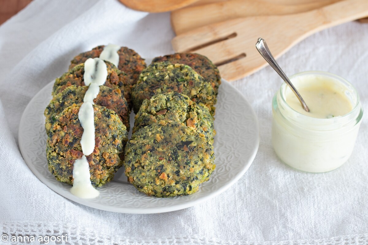 VEGETARISCHE GRÜNKOHL-BURGER